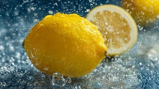 柠檬入水溅起晶莹水花