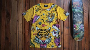 潮流印花T恤与个性滑板