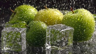 青苹果与冰块的清爽组合