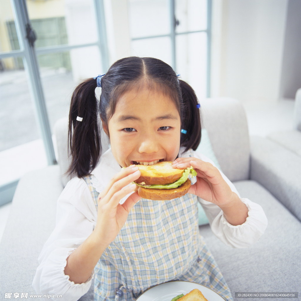 小女孩吃东西