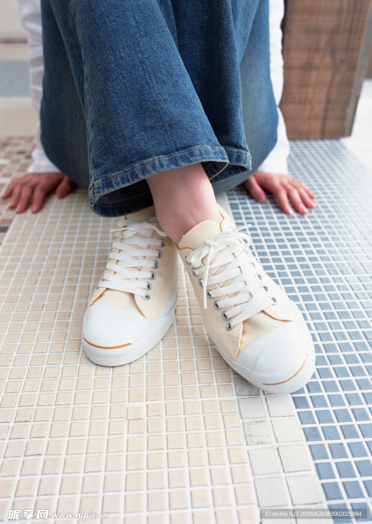牛仔裤美女的鞋子