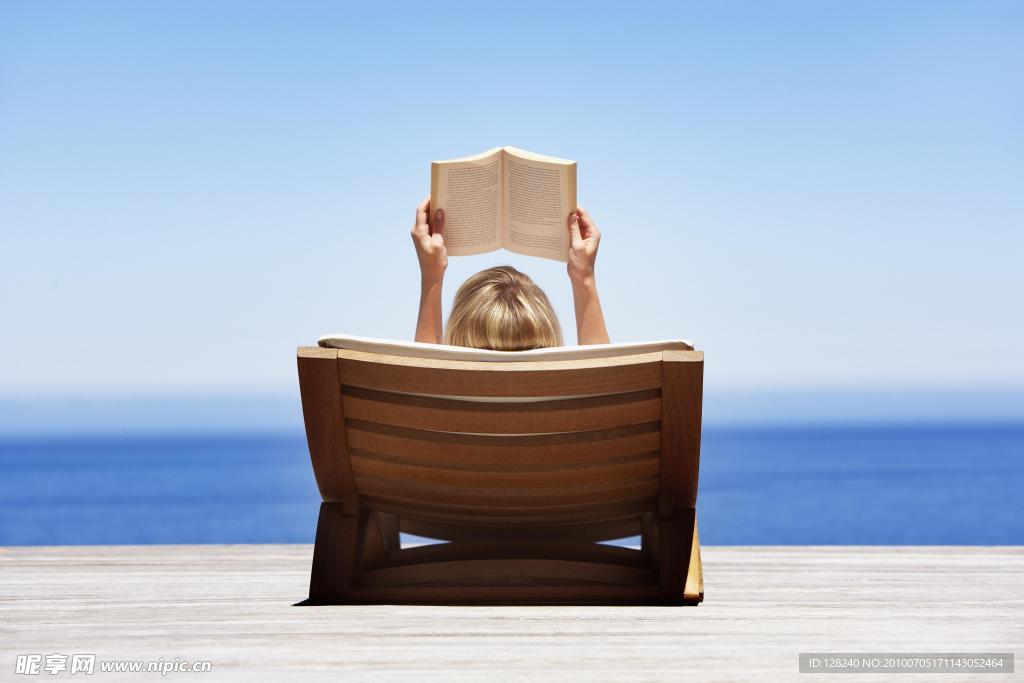大海 看书