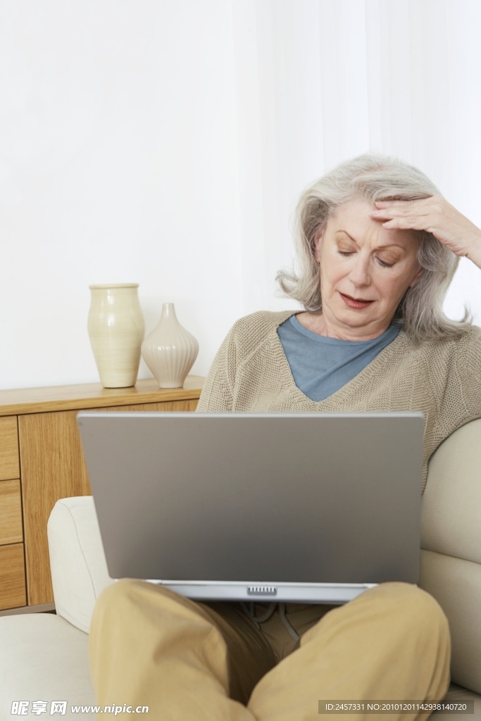 电脑工作的老年人