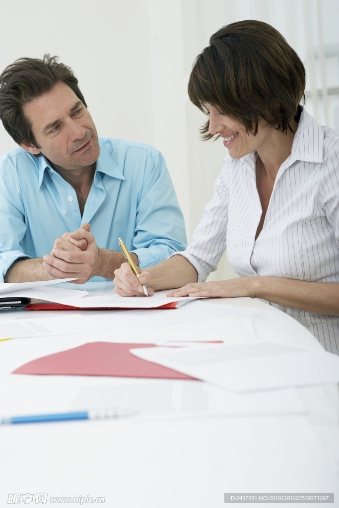 一起讨论问题的和睦夫妻