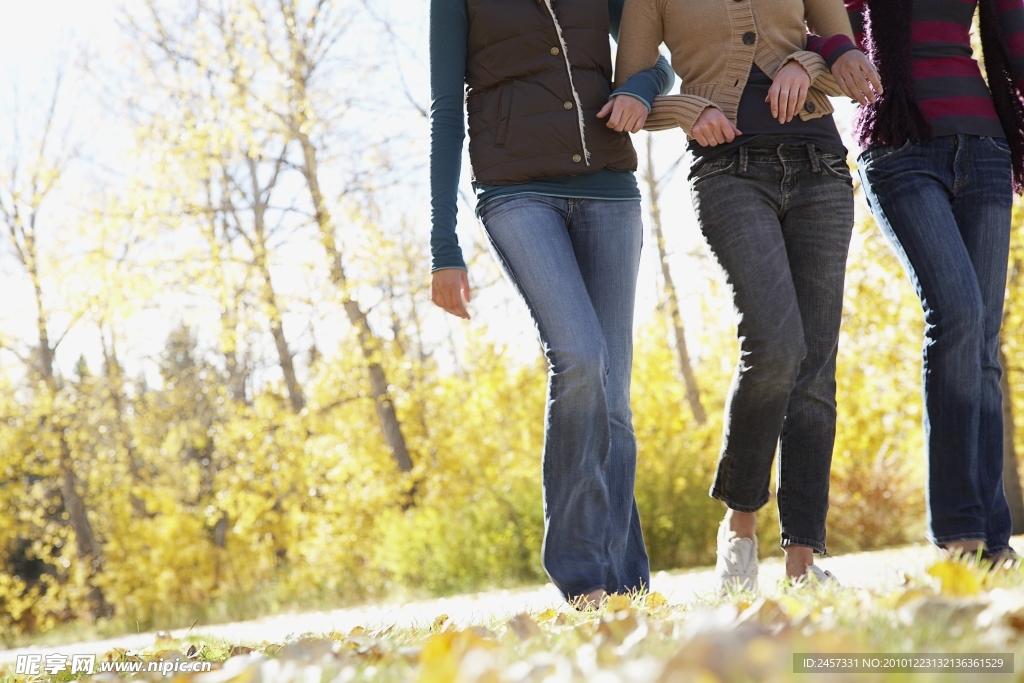 秋天漫步女孩腿部特写