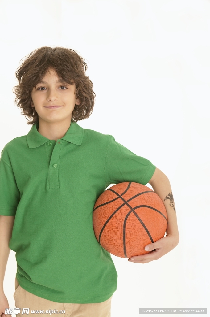 拿着篮球的小帅哥