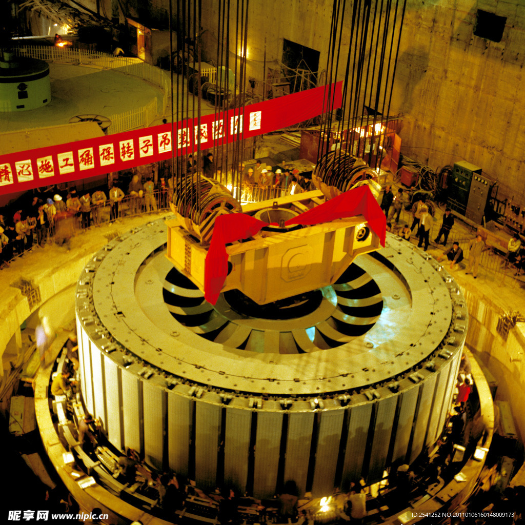 漫湾电站水轮机转子吊装