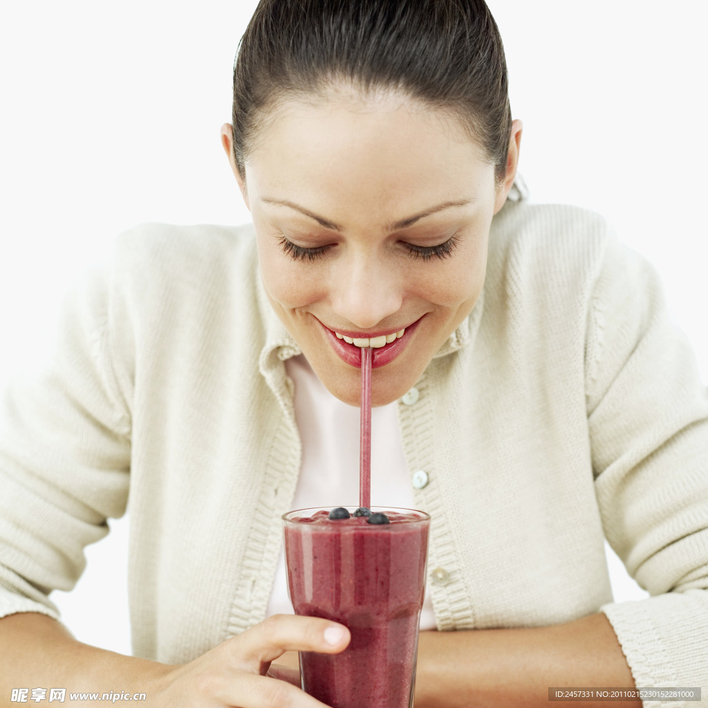 喝蔬菜汁的女人