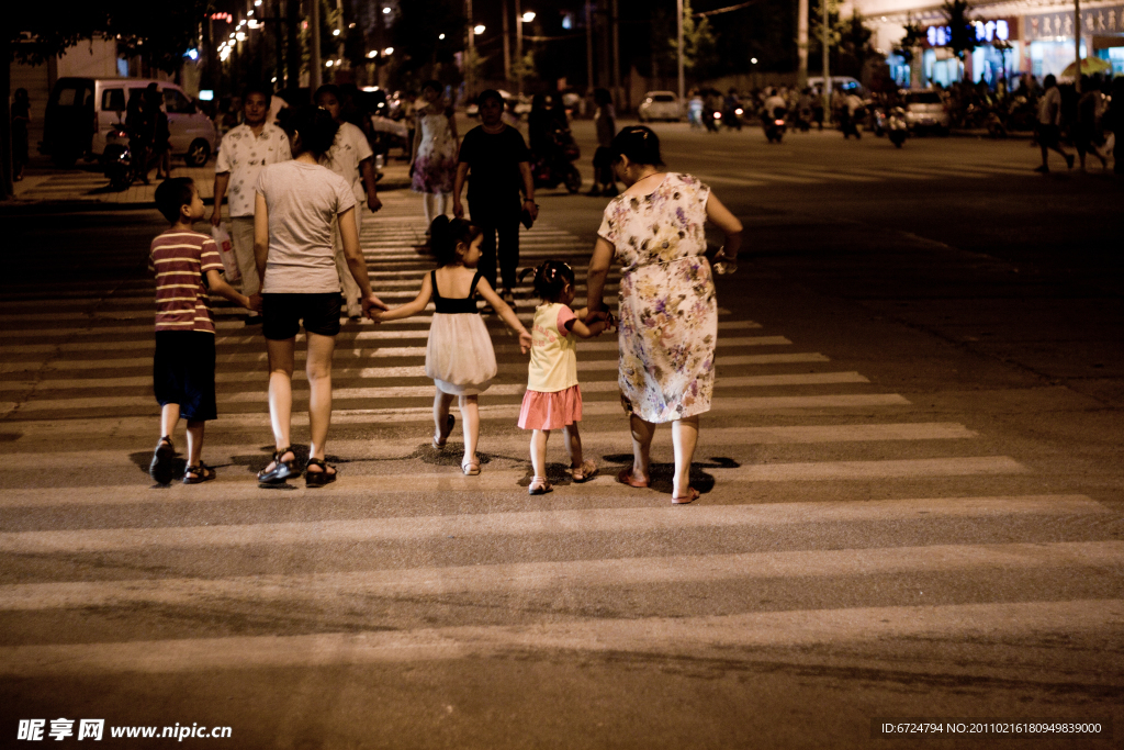 一家大小过马路