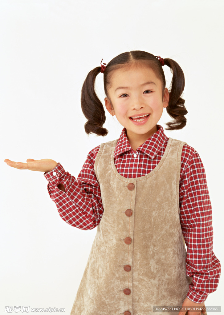 邀请手势的小女孩