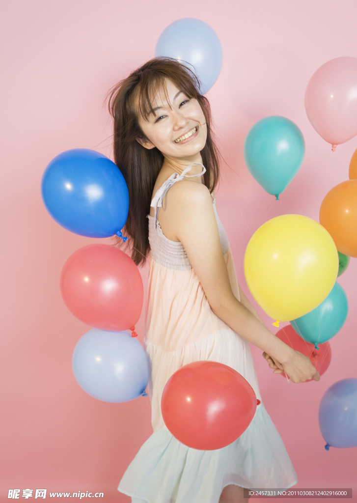 拿着彩色气球的美女