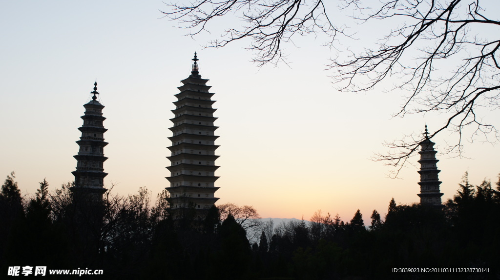 晨曦中的大理三塔