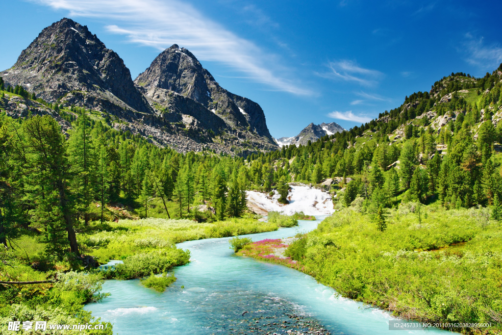 蓝天白云山脉河流