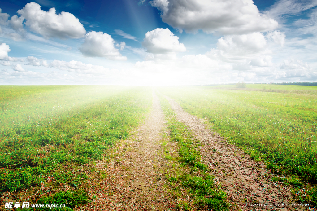 高清蓝天白云草地