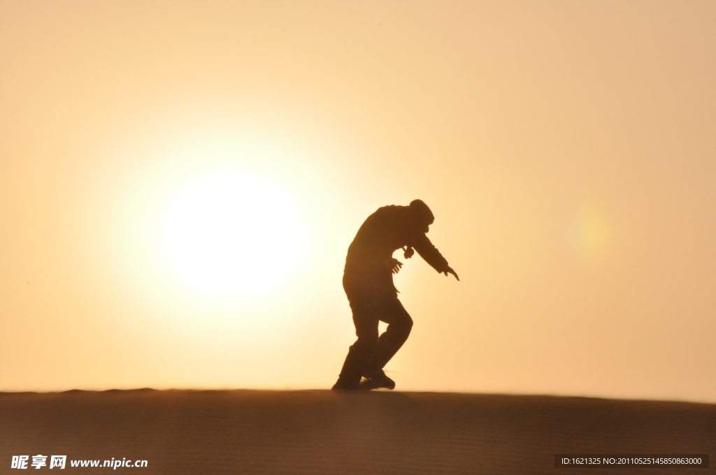 大西北沙漠人物奔跑剪影