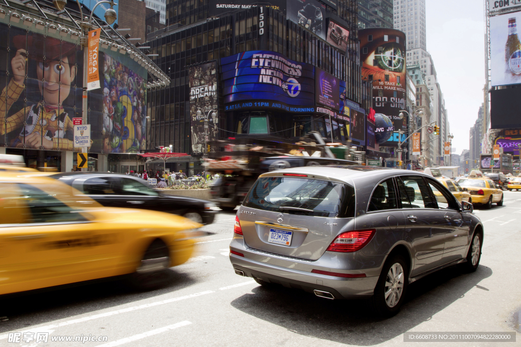 熙熙攘攘街头的SUV