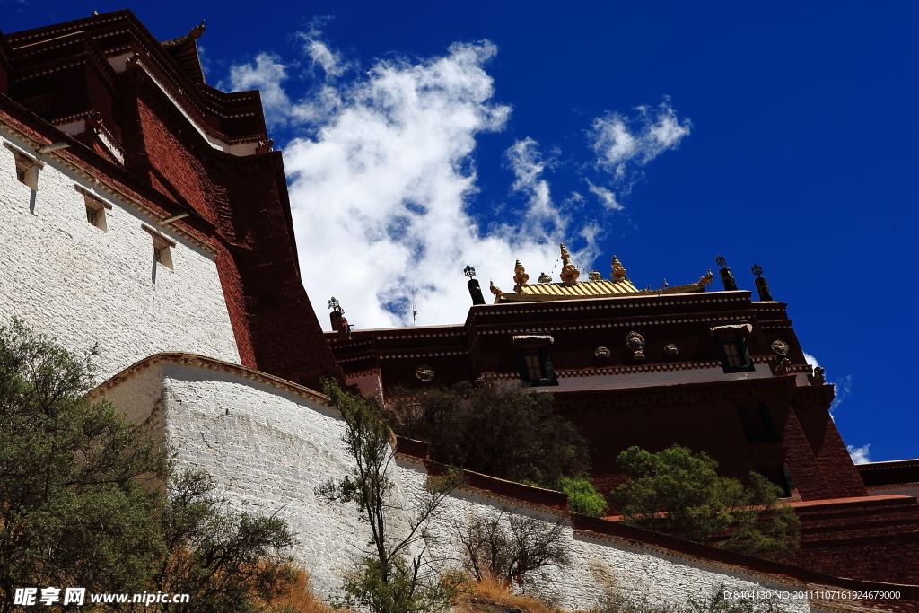 从右侧仰望布达拉宫