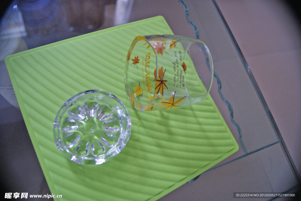 玻璃杯 破的玻璃杯