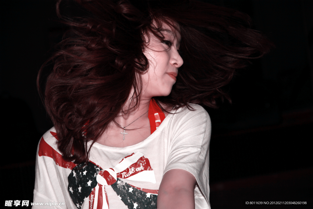 跳爵士舞 长发美女