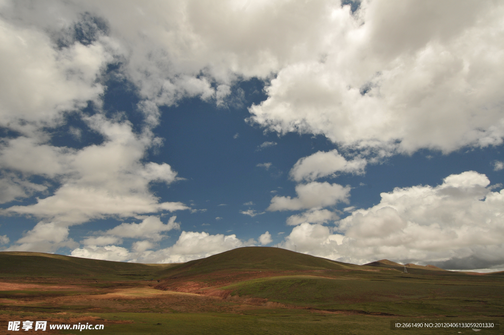 蓝天白云和草地