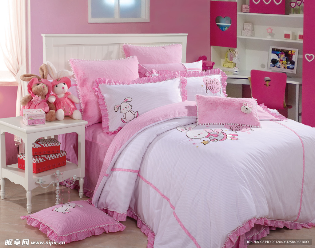 床上用品（床后部分不清晰）