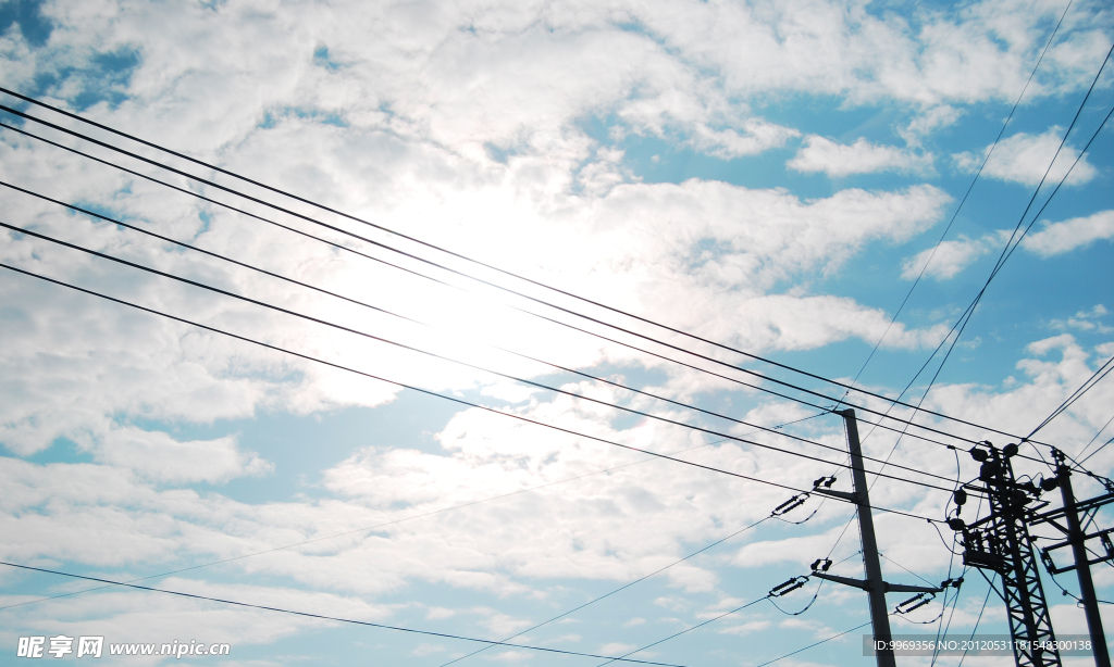 天空和电线杆