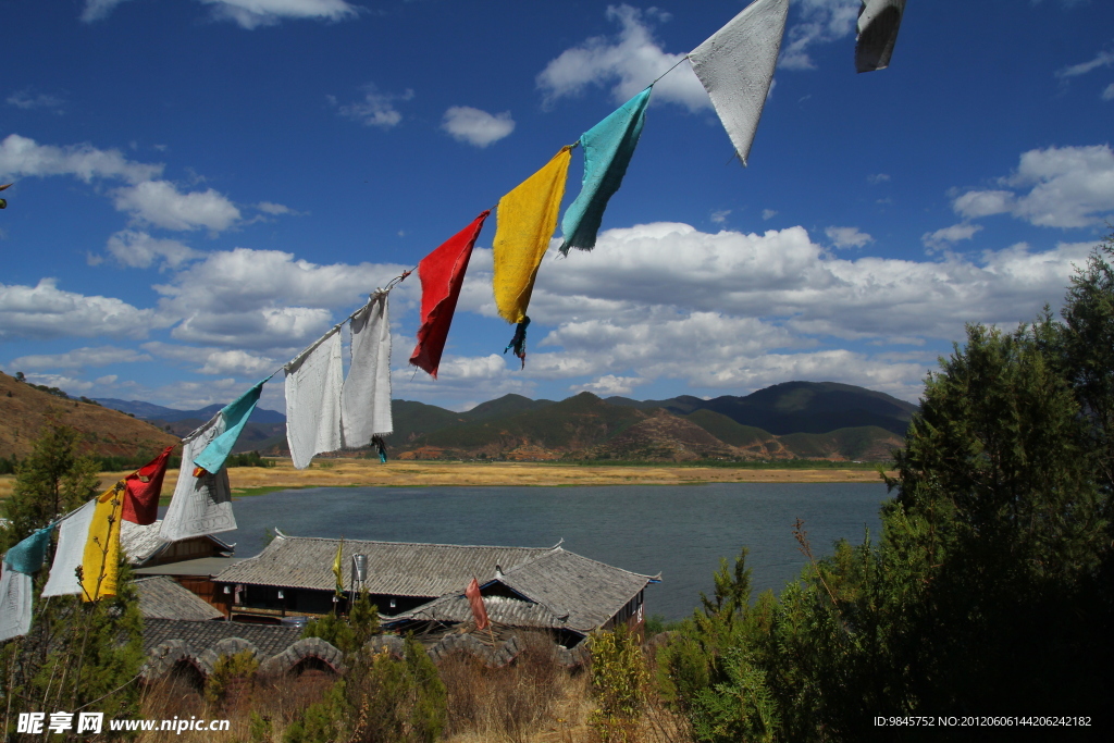 湖泊 彩旗 天空