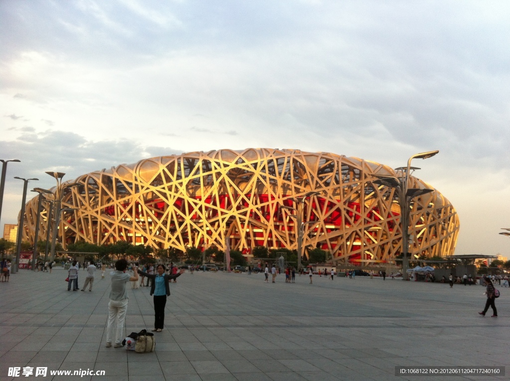 金色夕阳下的鸟巢