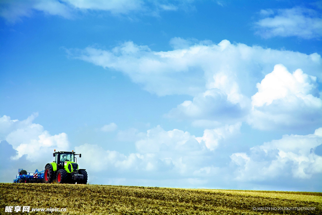 农场作业 拖拉机