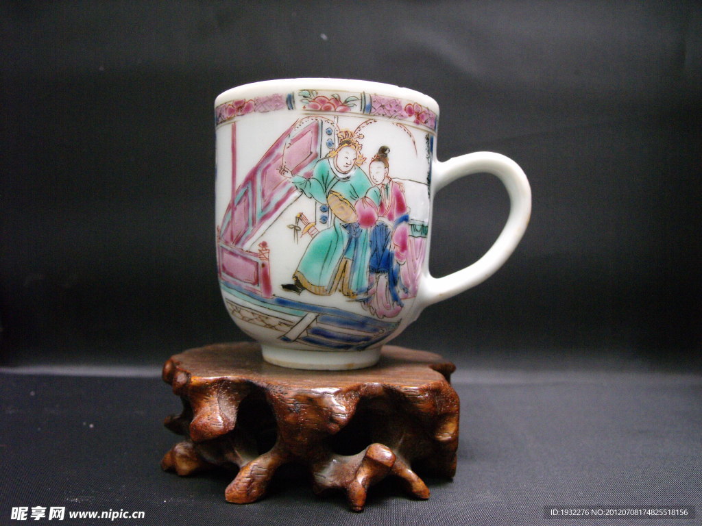 雍正粉彩吕布戏貂蝉把杯