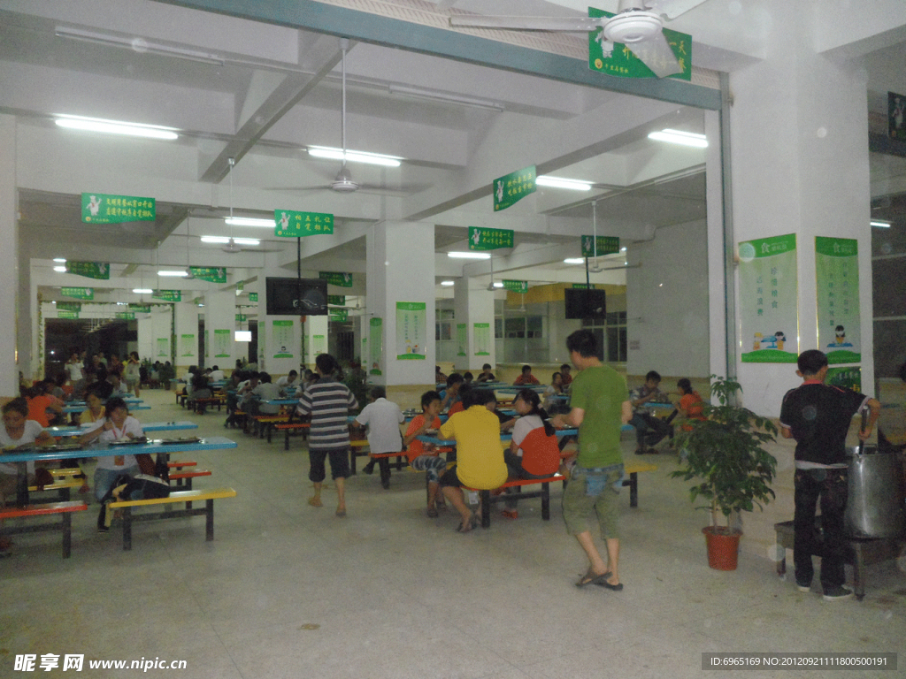 员工食堂开餐现场