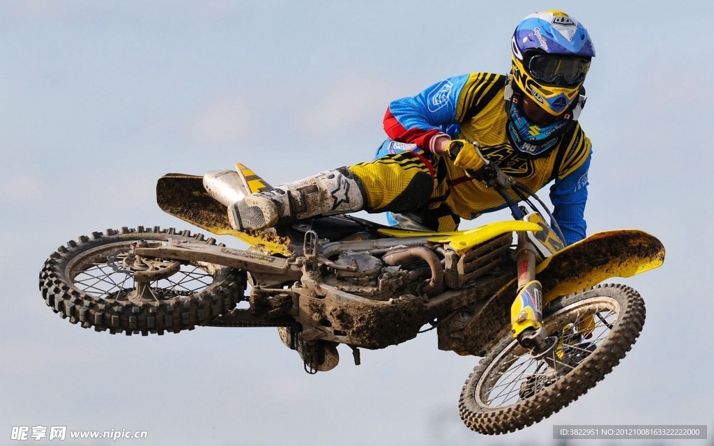 跃起的骑摩托人