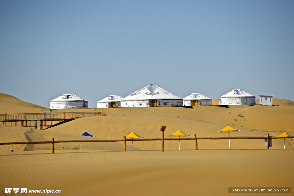 沙漠里的蒙古包群