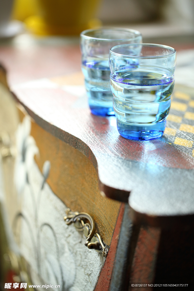 古桌 蓝色杯子