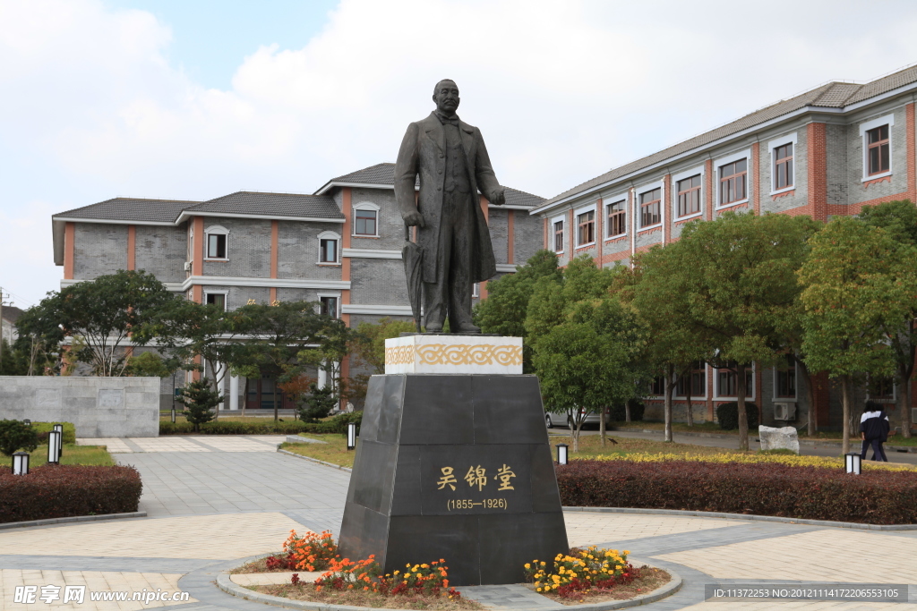 锦堂高中内吴锦堂全身铜像