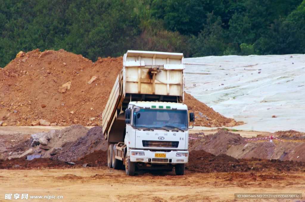 建筑工地 卡车卸载