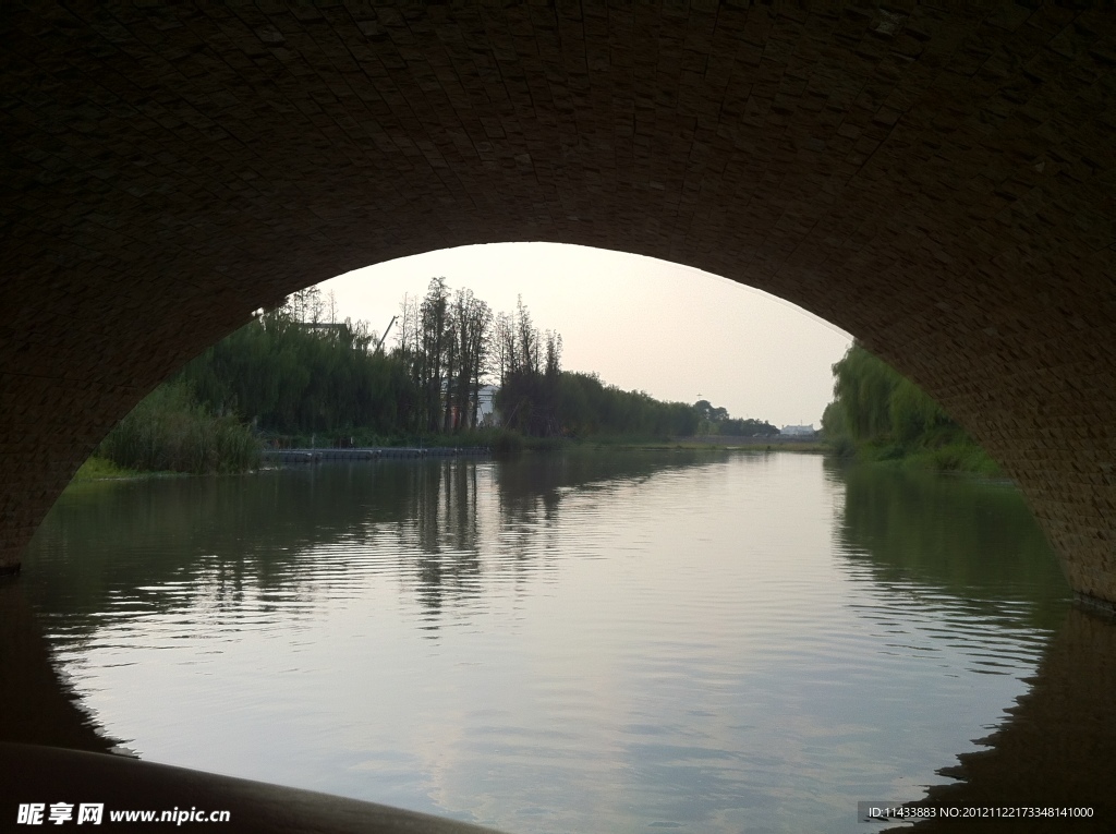 拱桥湖影