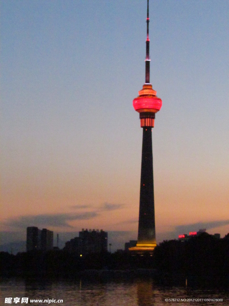 北京电视塔黄昏景色
