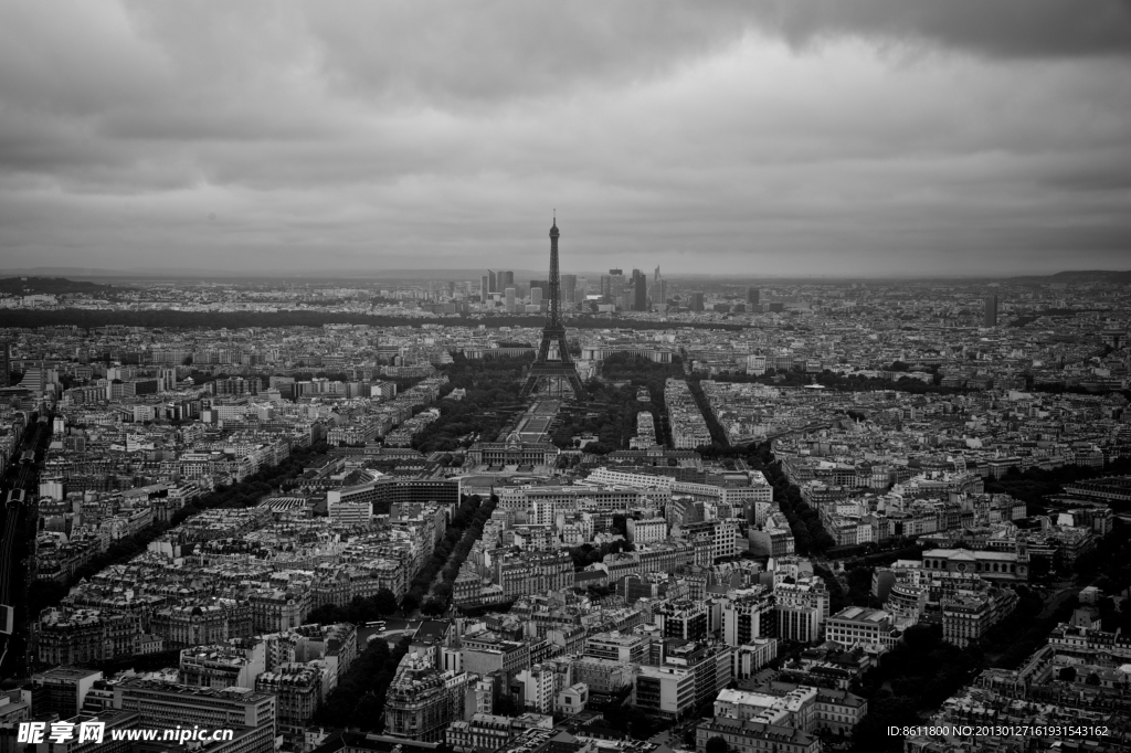 远眺埃菲尔铁塔