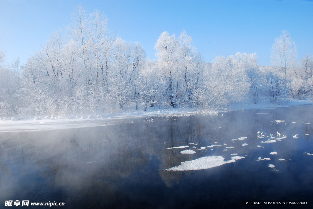 霜雪初染不冻河