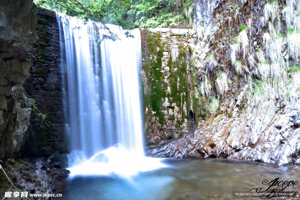 山间小溪摄影图