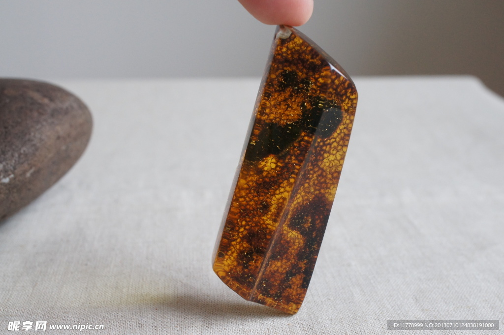 蜜蜡吊坠摄影素材图片