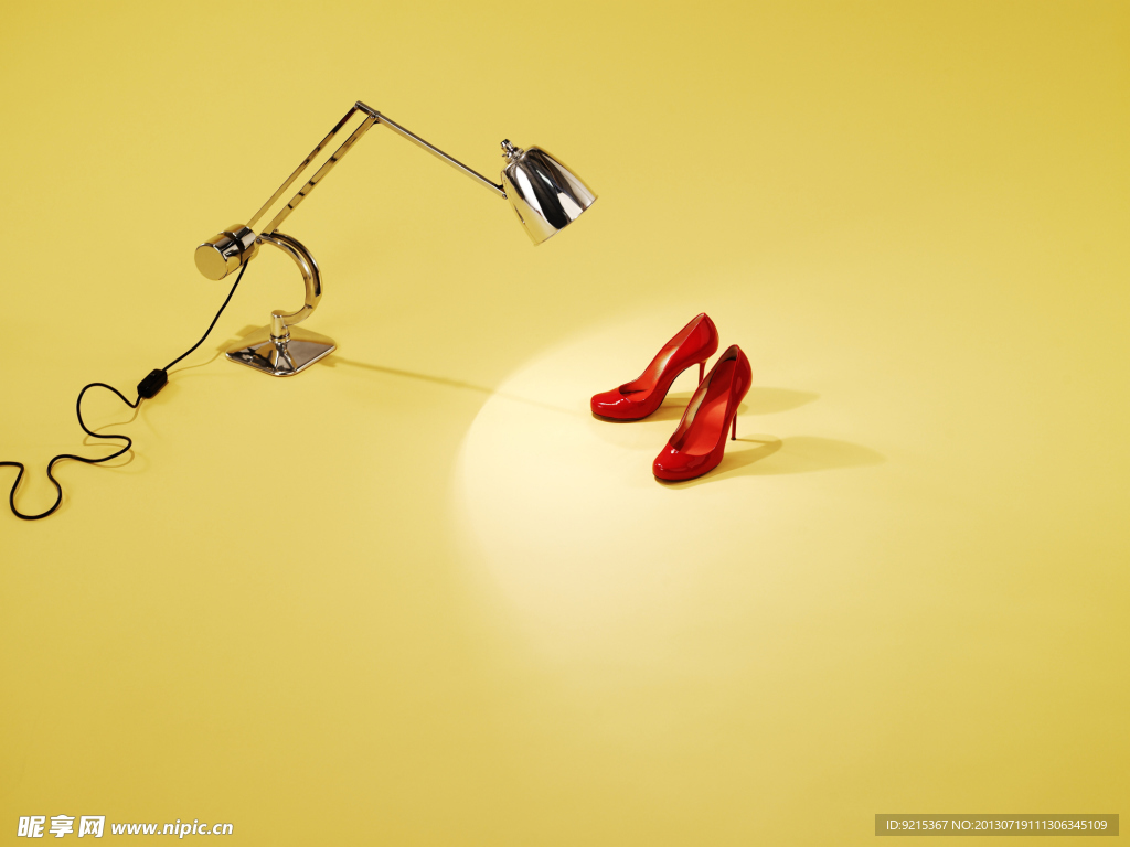 红色高跟鞋