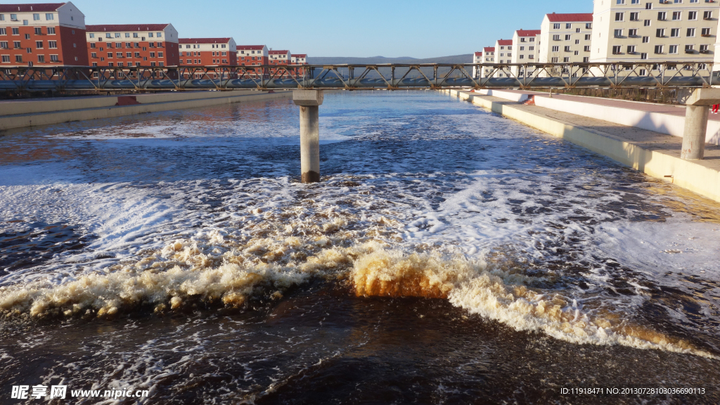 红旗桥河水和建筑