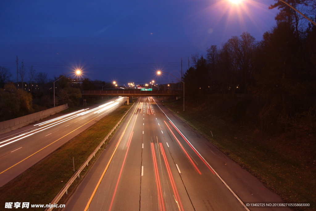 月光下的繁忙公路