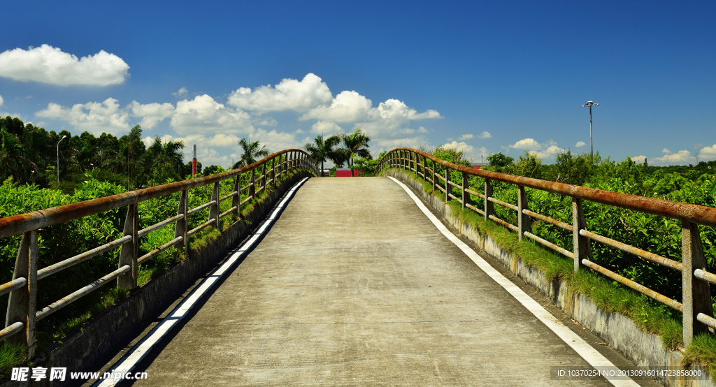 蓝天白云下的天桥