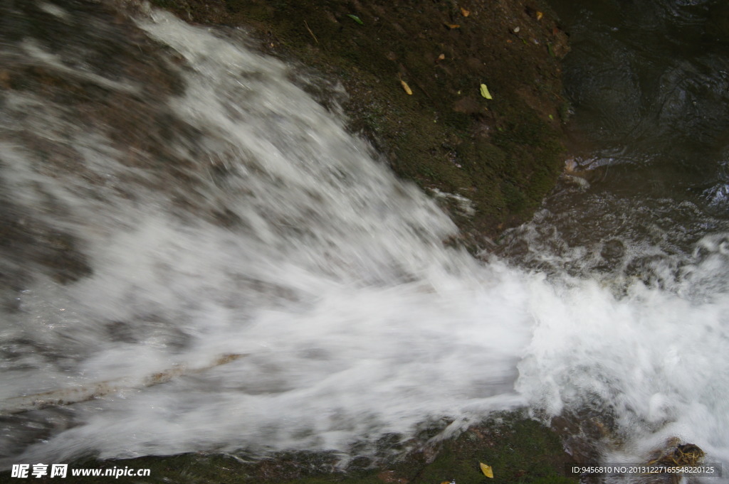重渡沟溪水奔流