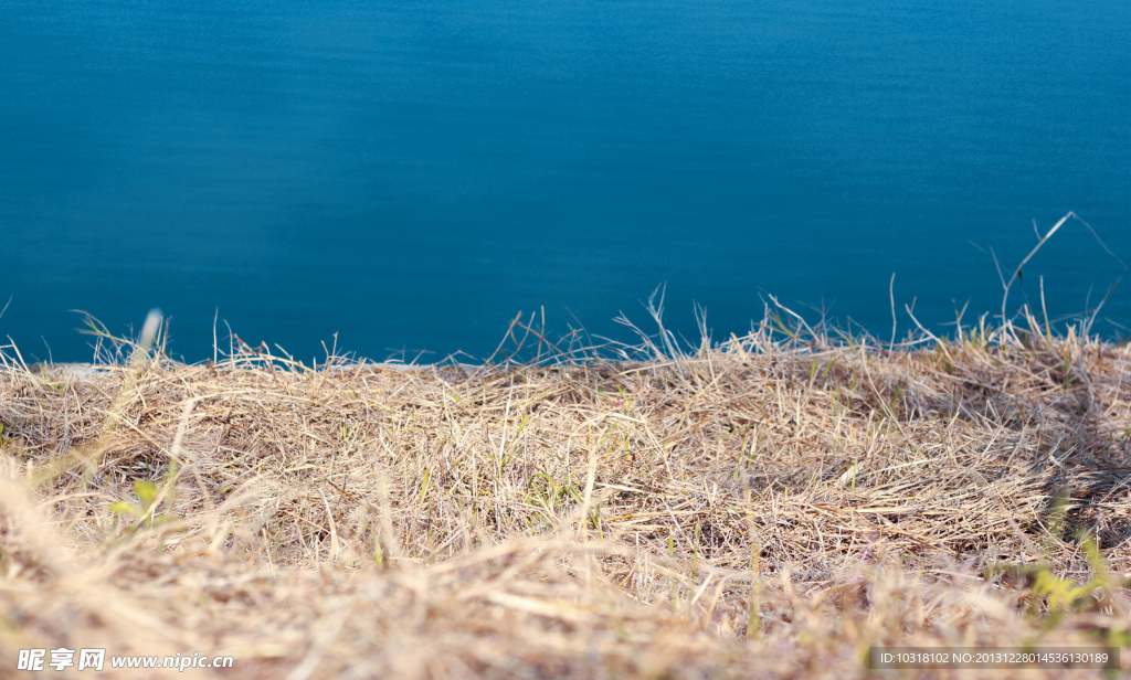 蓝色湖水背景图