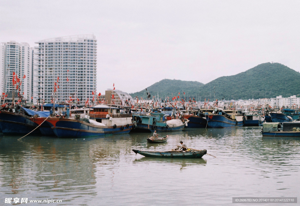 三亚河里的渔船