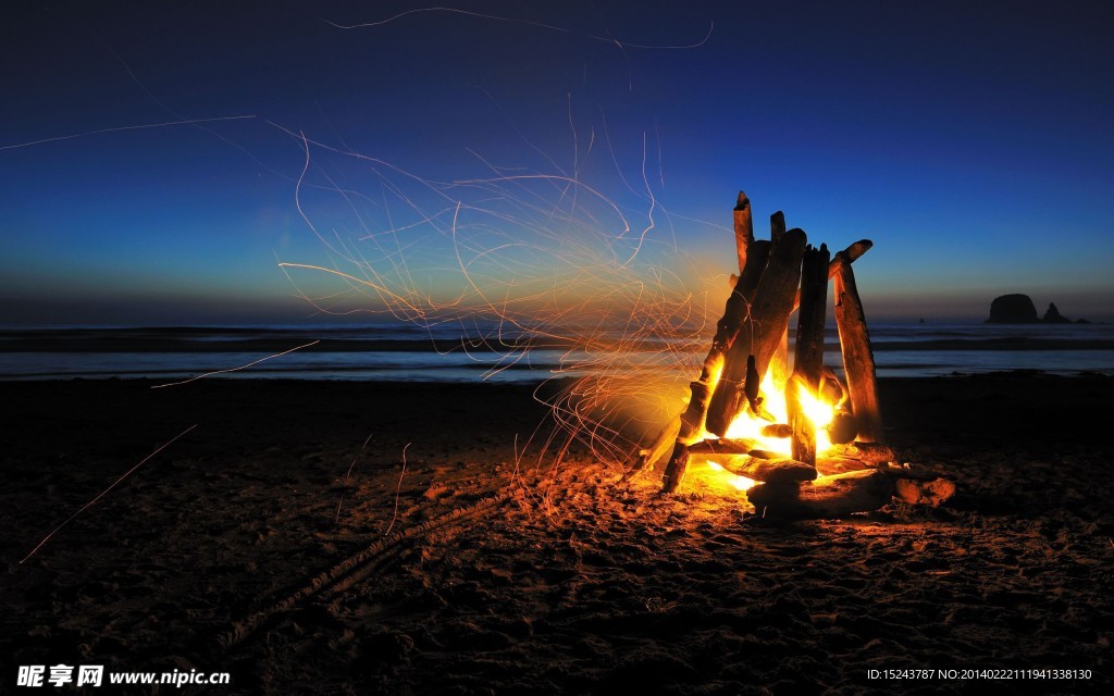 高清 沙滩上的篝火